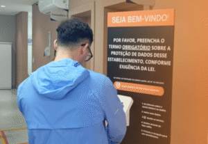 Leia mais sobre o artigo Totem de Autoatendimento: Facilite a Implementação da LGPD em Clínicas e Hospitais