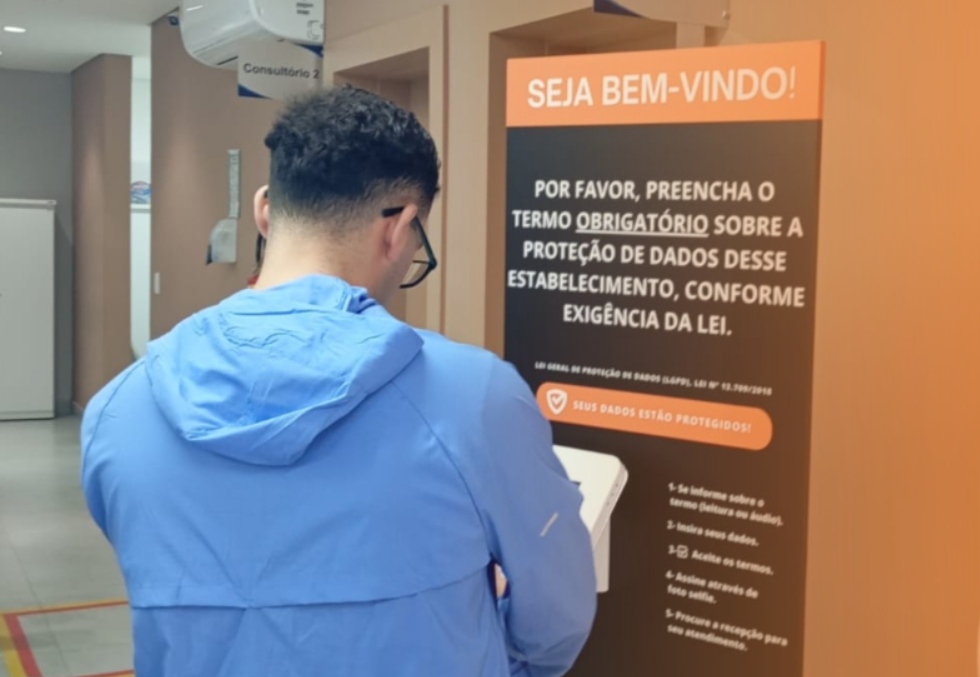 Leia mais sobre o artigo Totem de Autoatendimento: Facilite a Implementação da LGPD em Clínicas e Hospitais
